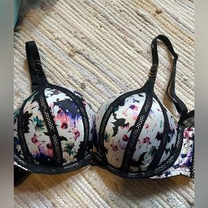 Vs-gently worn. Maybe 1x. Has a bit of tag still on!